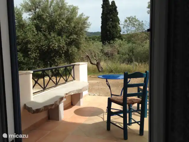 appartement huren in Griekenland, Peloponnesos, Archaia Epidavros – Goddelijk Griekenland - App. Beneden natuurstenen bankje op het terras