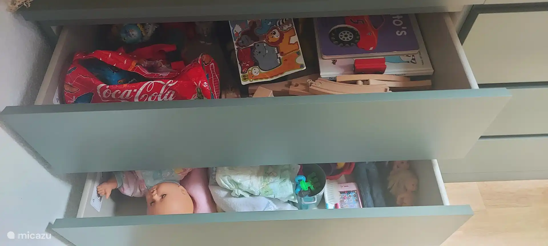 Speelgoedlades op de slaapkamer boven, alsook extra hoofdkussens en dekens.