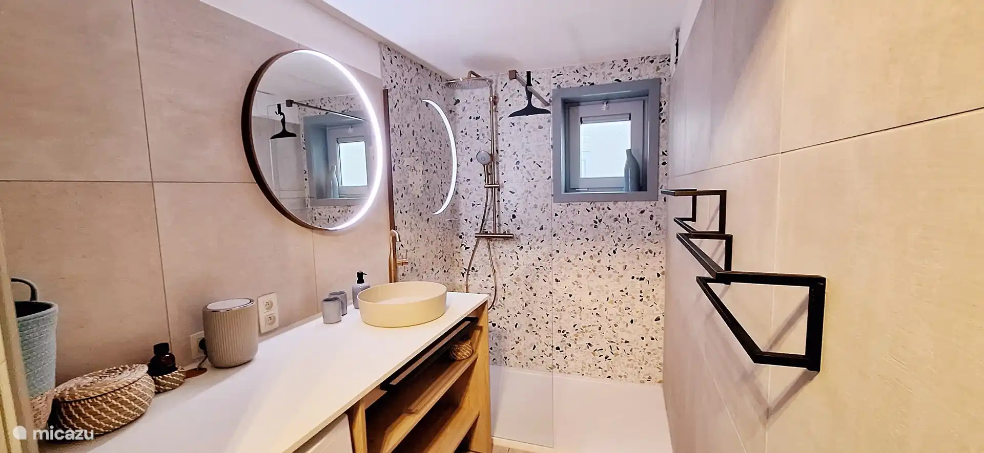 Badkamer met inloopregendouche en wasmachine. Haardroger aanwezig.
Apart toilet