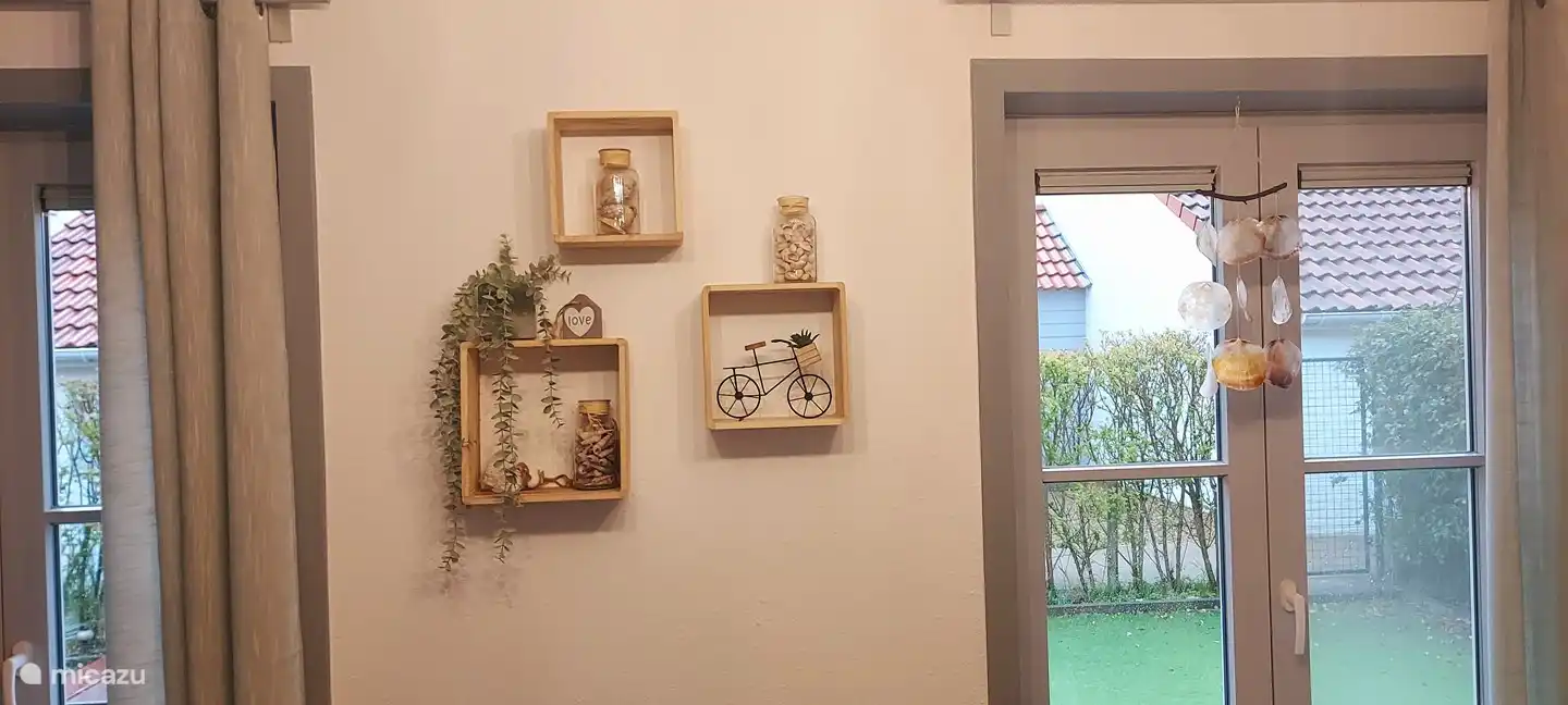 Keuken en woonkamer geven toegang tot de afgeloten tuin. Poortje aanwezig.