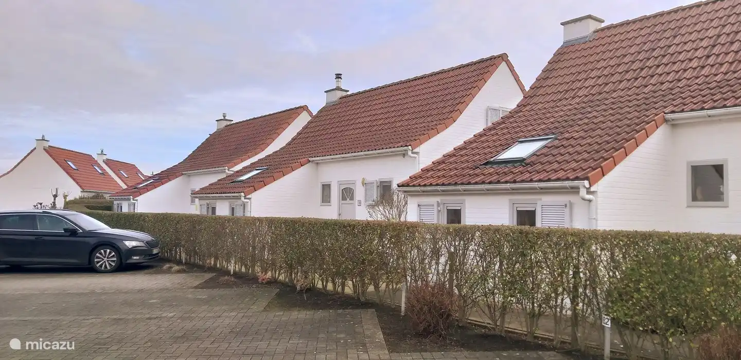 1 parkeerplaats voor het huisje. Parkeerstrook langs de baan. Overal in de Haan is het gratis parkeren.