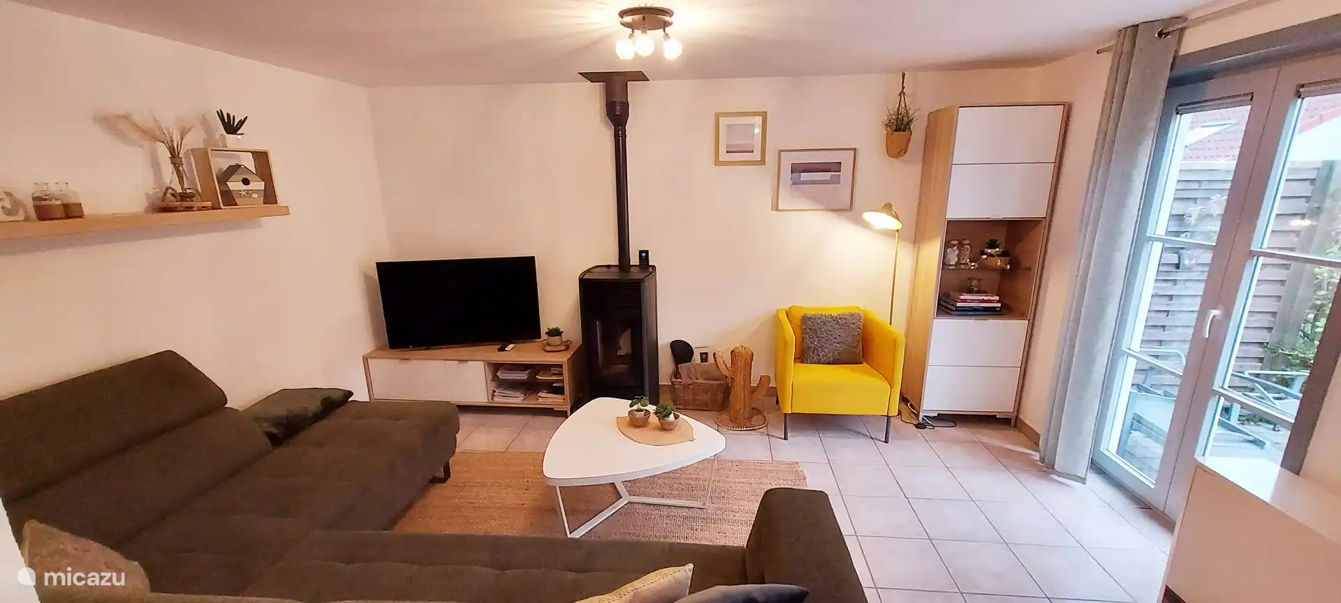 Gezellige woonkamer met pelletkachel.
 Tijdschriften, boeken en gezelschapsspelletjes aanwezig.