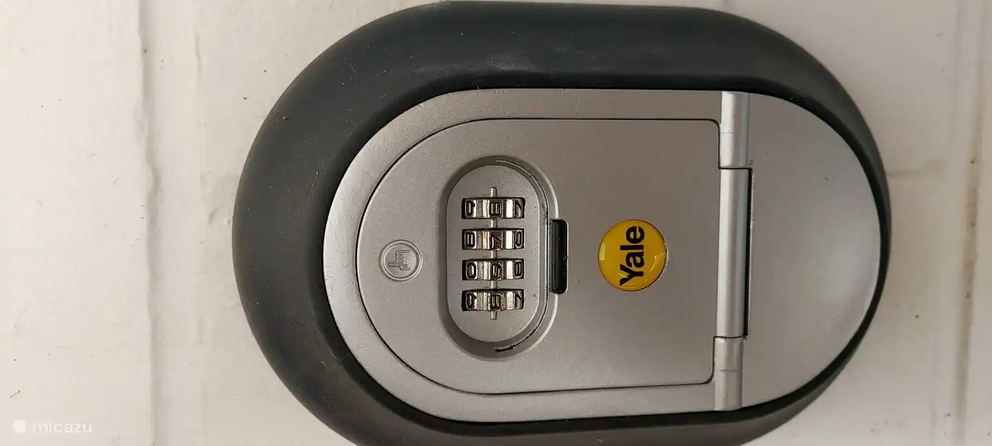 We werken met een sleutelkluisje, inchecken kan dus op elk moment (na 15u) 