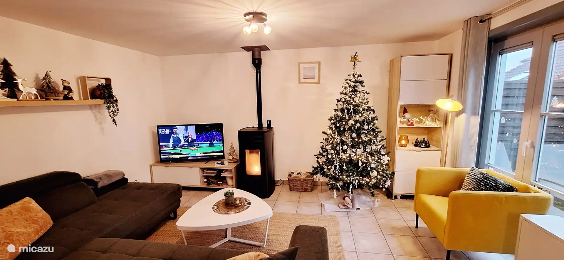 Het huisje is gezellig versierd voor de Kerstperiode