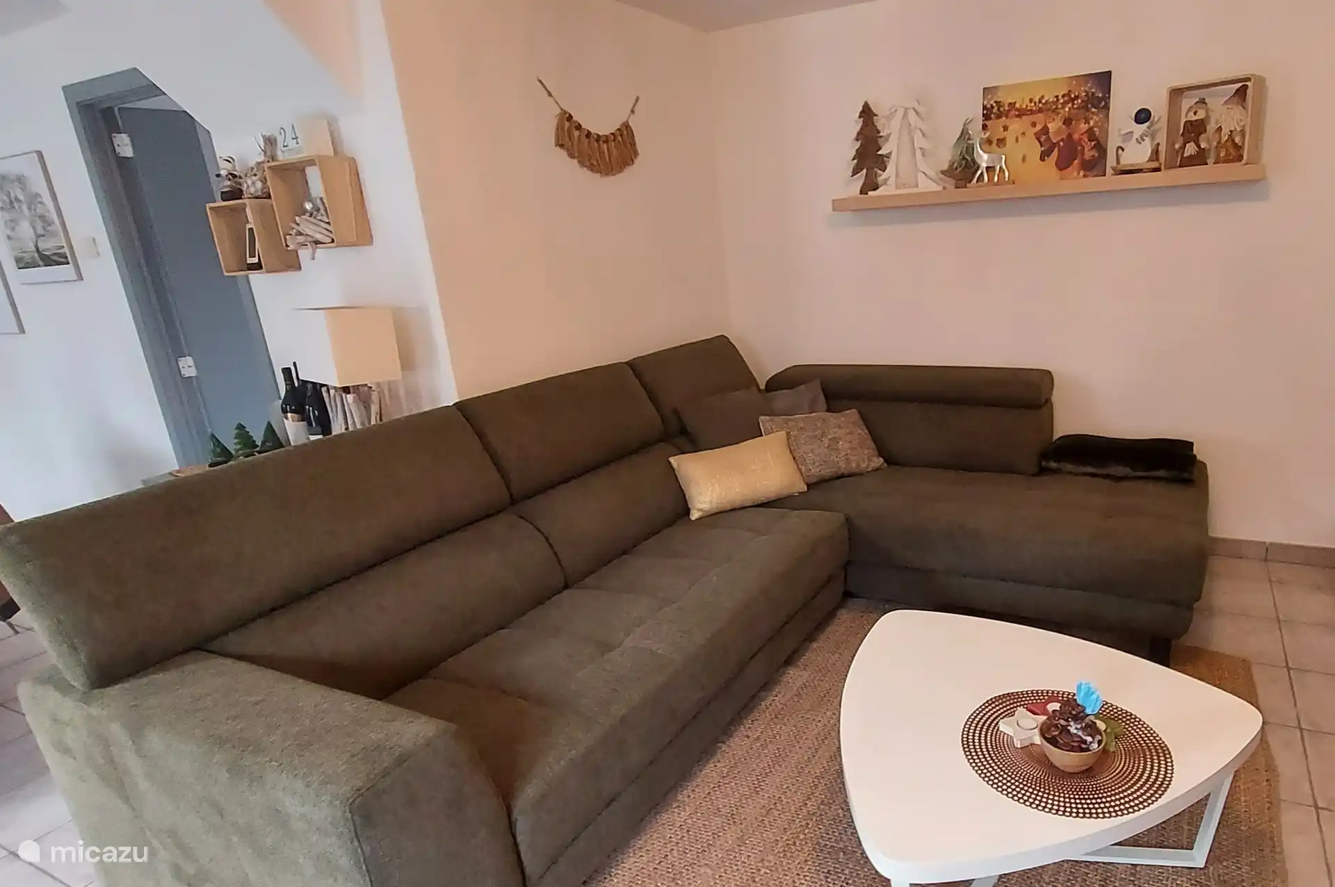 Woonkamer met comfortabel modern hoeksalon, breed liggedeelte en extra uitschuifbaar zitgedeelte.