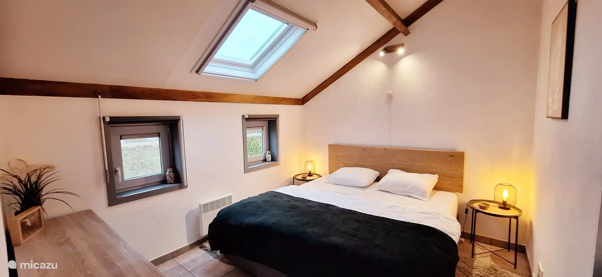 Slaapkamer beneden met ruime boxspring 1m80, 2 nachttafels en kledingkast. reserve dekens in de kast