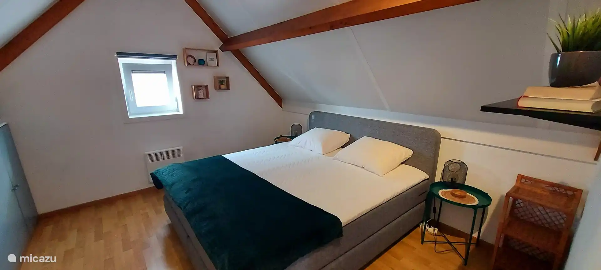 slaapkamer boven met boxspring van 1m80 x 2m
2 nachttafeltjes en kleerkast.
Reserve dekens en hoofdkussens in de kast.