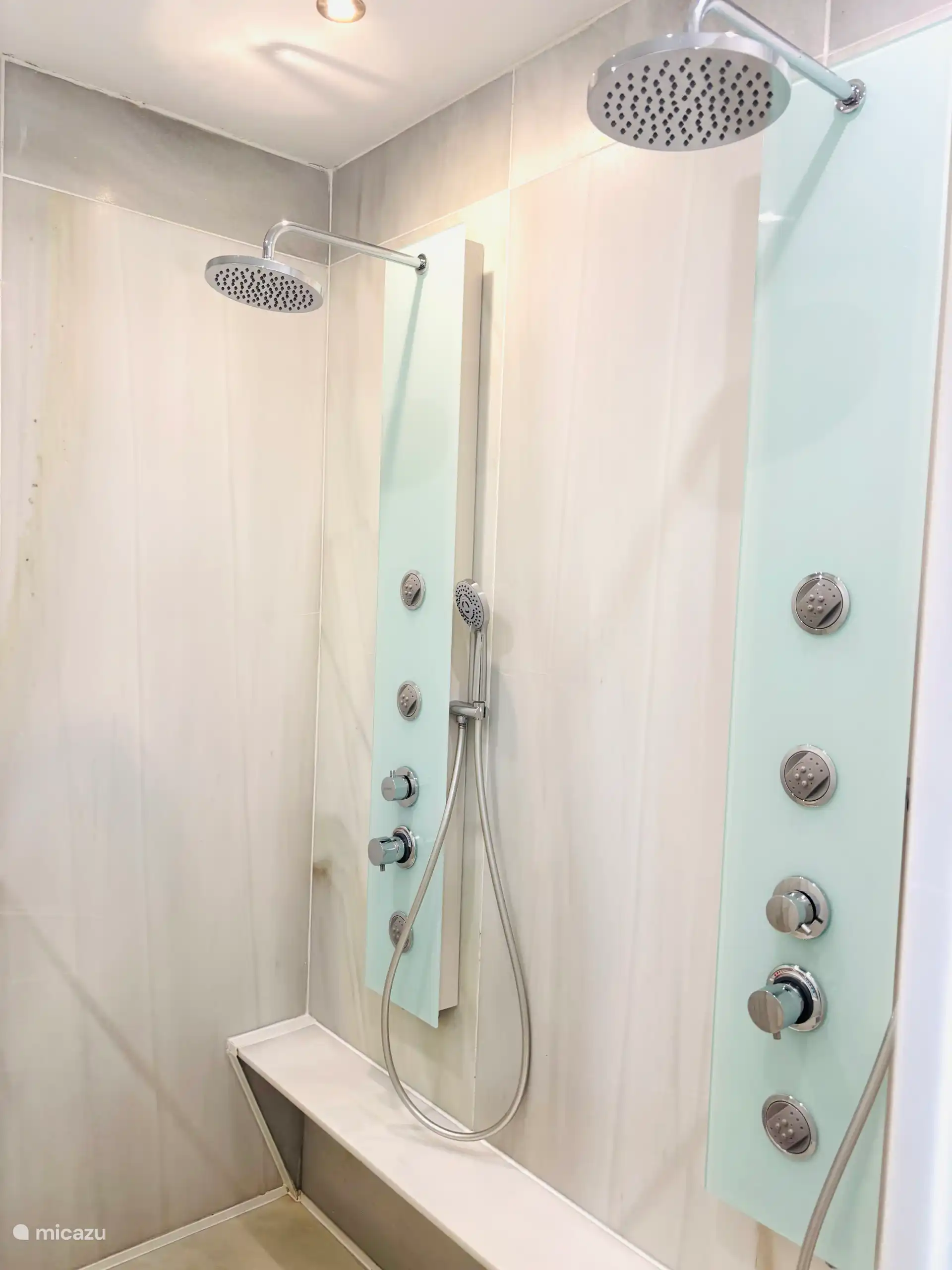 Badezimmer mit Dusche 1