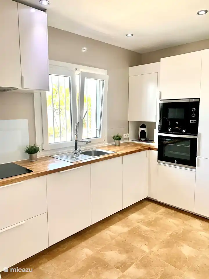 Küche komplett ausgestattet