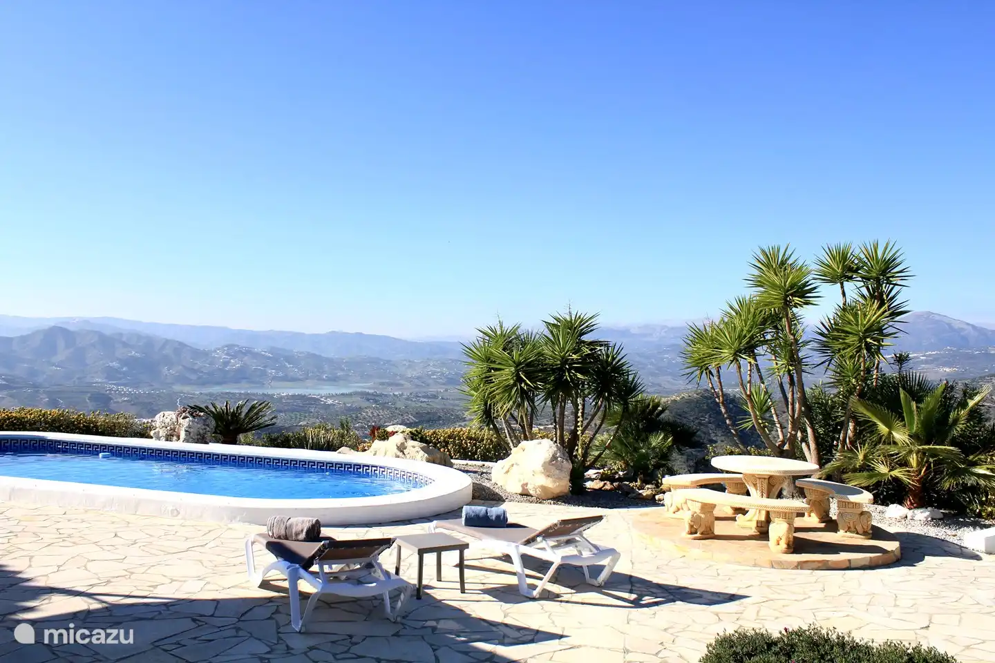 Platz rund um den Pool