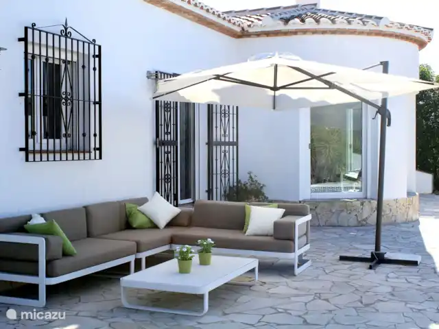 Casa Lucía en España, Andalucía, Canillas de Aceituno - villa Salón junto a la piscina