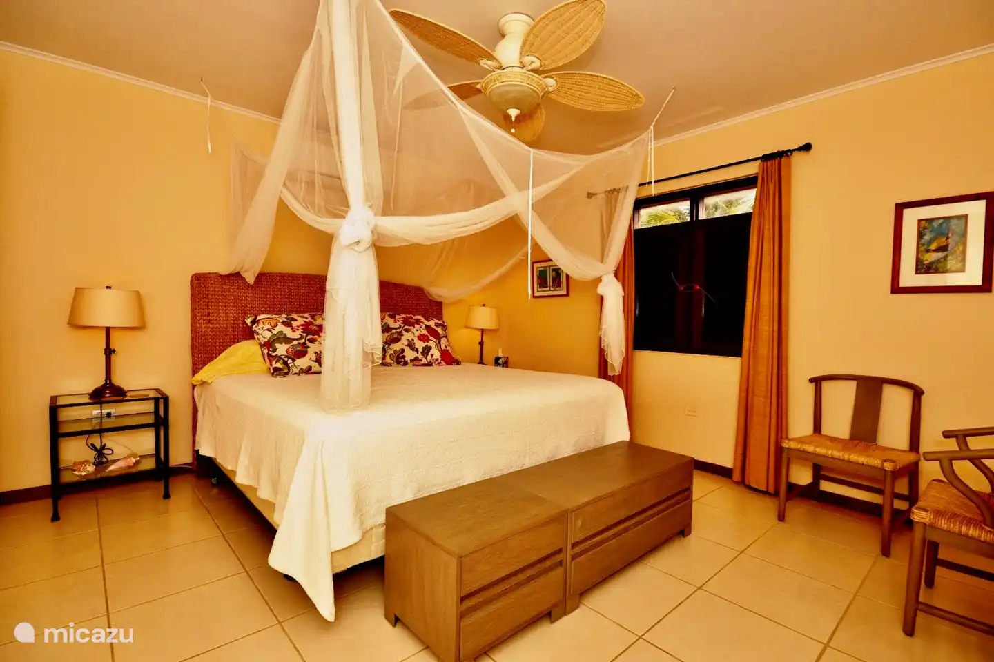 Schlafzimmer 1 mit Bad und Klimaanlage