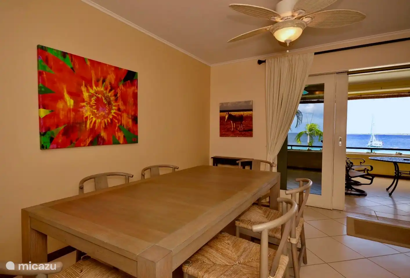 Ein schöner Esstisch mit bis zu 8 Stühlen für ein leckeres Abendessen!