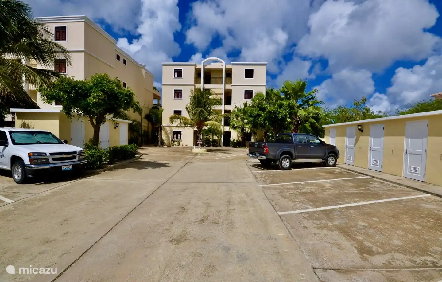 Der private Parkplatz mit elektrischem Tor!