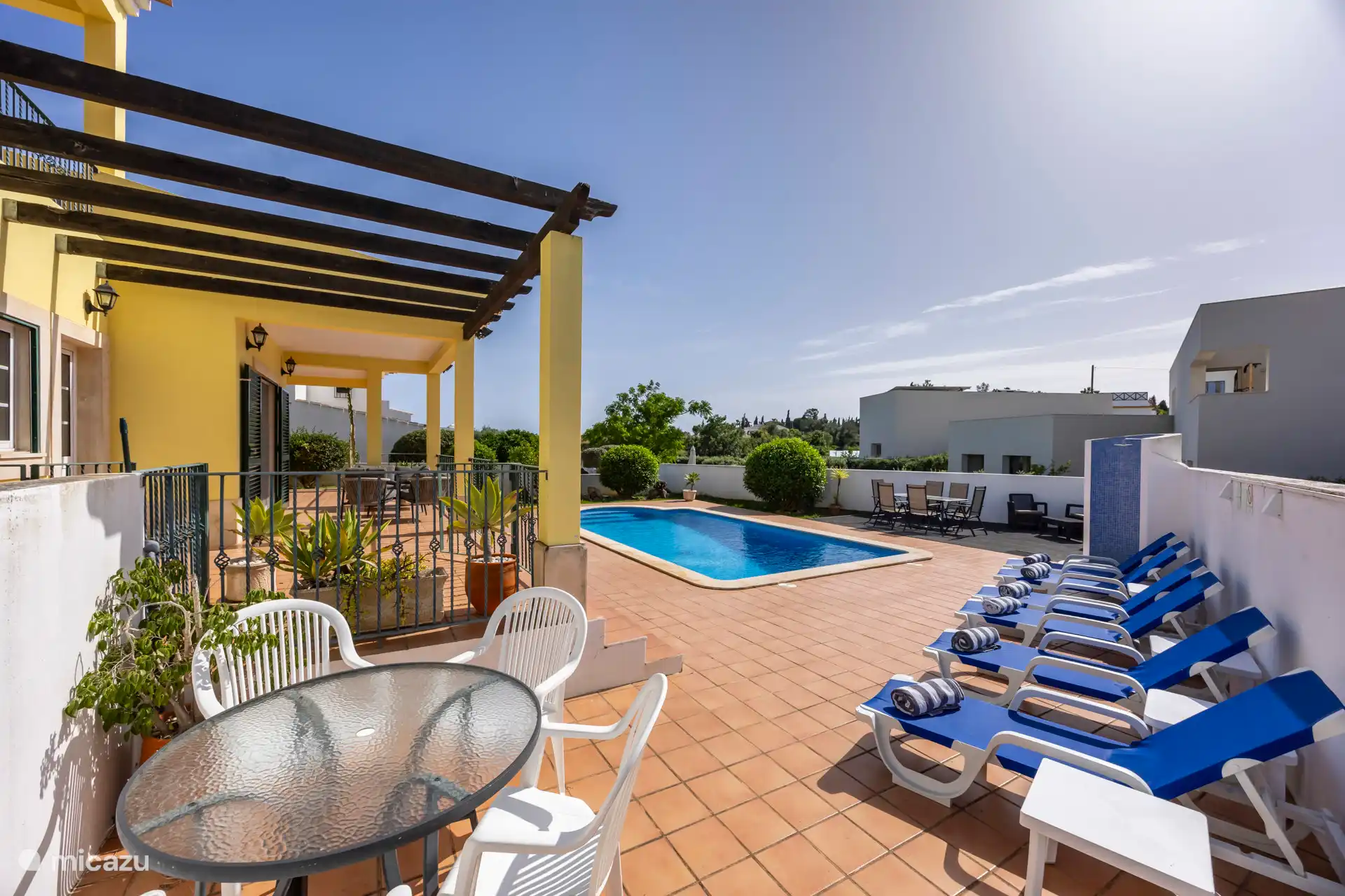 Aperçu autour de la piscine