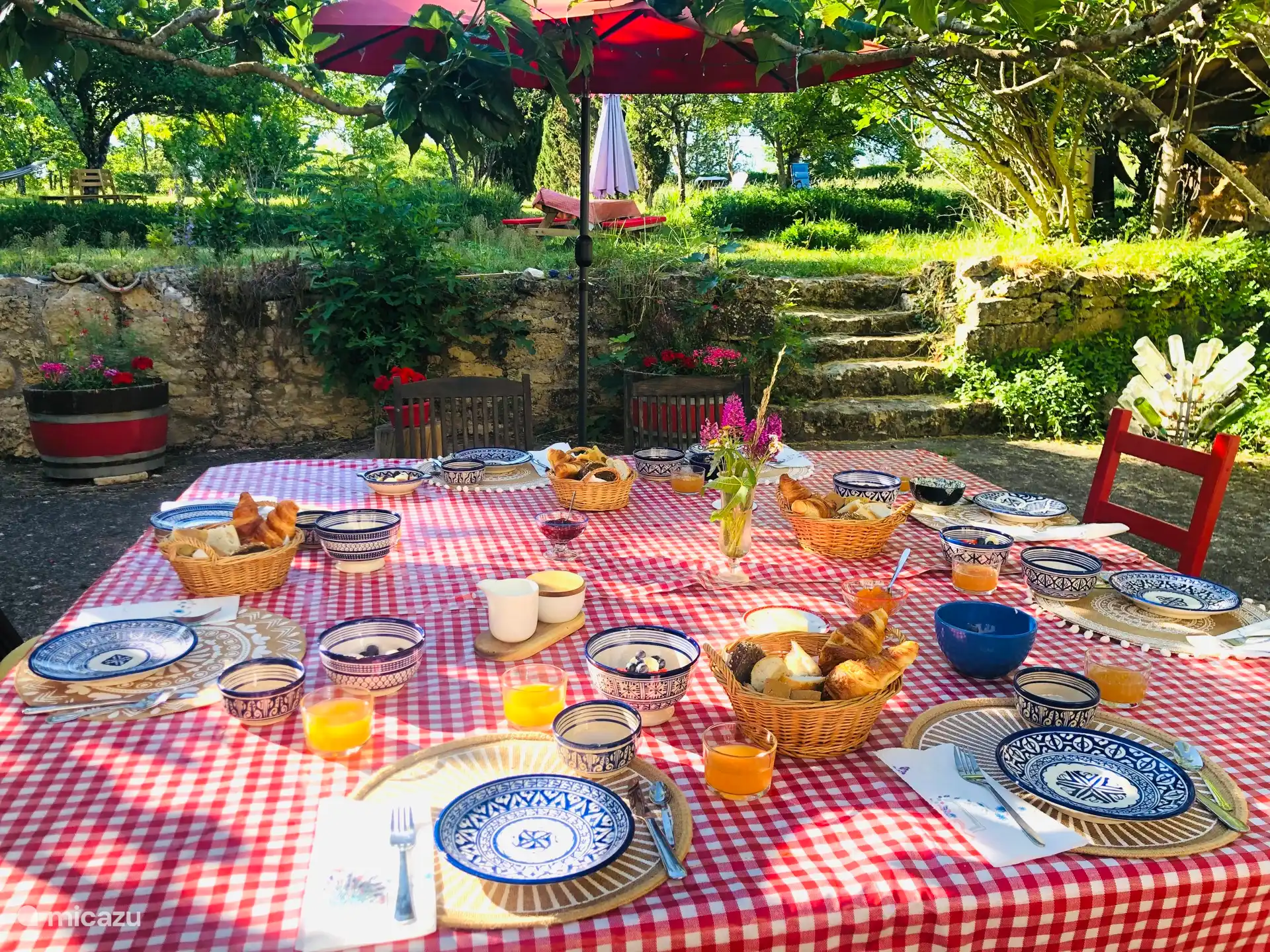 Leckeres Frühstück mit hausgemachtem Joghurt, Apfelsaft, dem berühmten Scambles-Ei von Ian, frischem Obst und leckeren Croissants von unserem Bäcker Jimmy.
