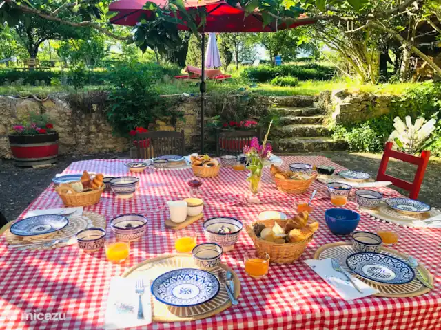 Le Pigeonnier | France, Tarn, Fayssac - gîte / cottage Délicieux petit-déjeuner avec du yaourt fait maison, du jus de pomme, le célèbre œuf scambles de Ian, des fruits frais et de savoureux croissants de notre boulanger Jimmy.