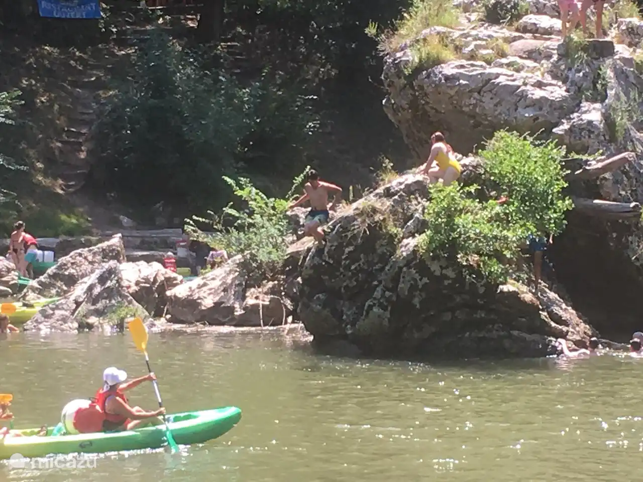 Kanufahren auf dem Fluss Aveyron, ein wunderbarer Tag.