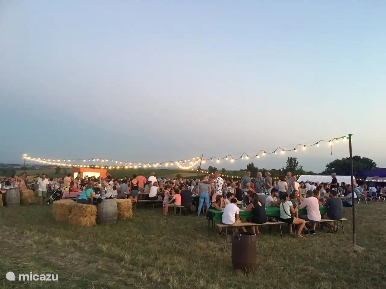 Tanzen und Musik hören, das echte Frankreich!