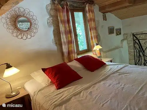 Das Zwischengeschoss mit einem Bett von 1,60x2,00m