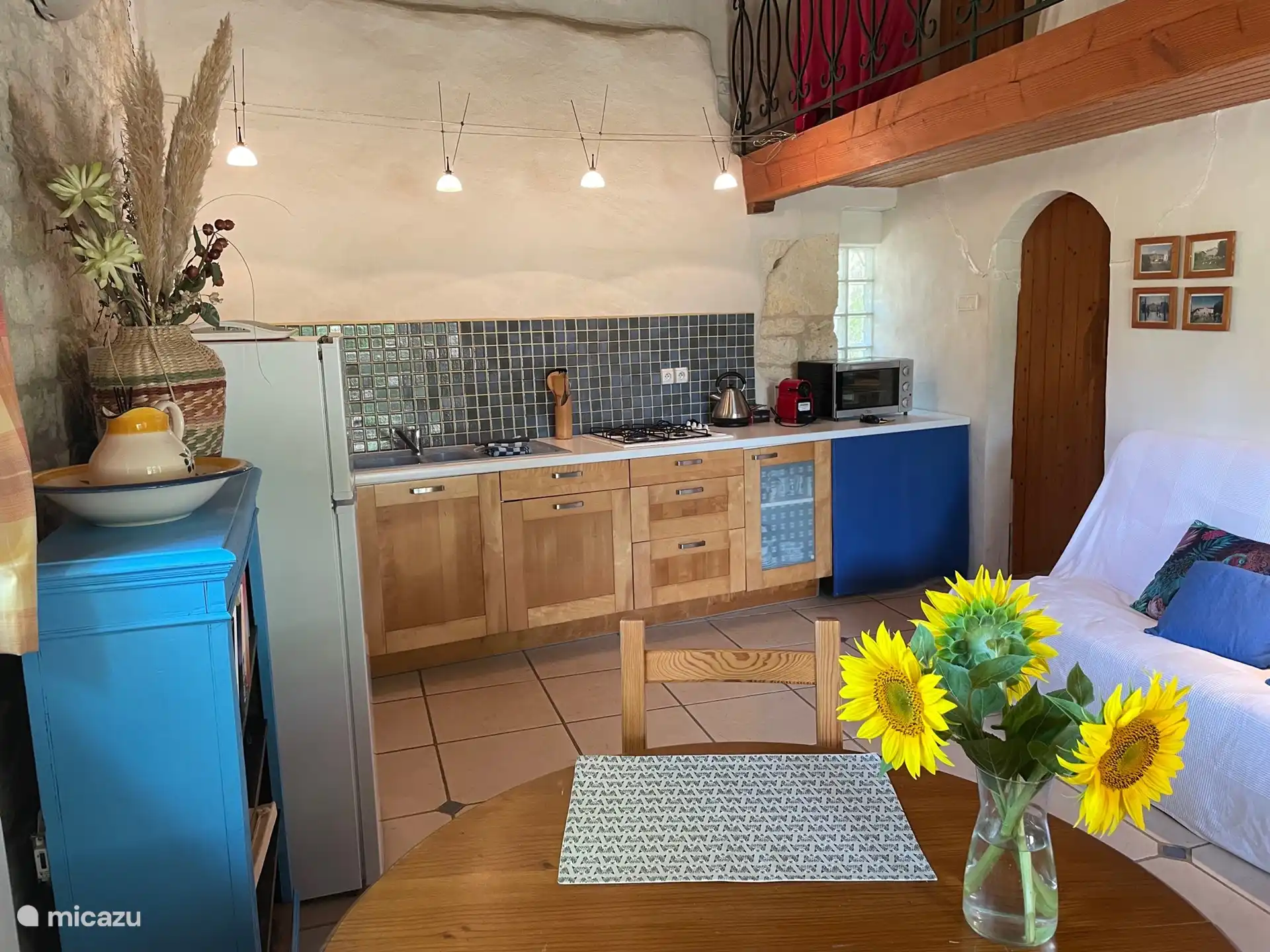 Le Duras mit Küche, Sitzecke und großer Terrasse