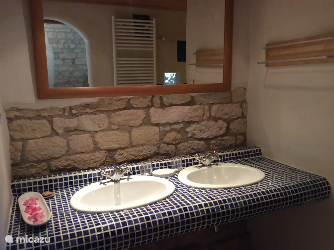 Die schöne private Terrasse mit Blick auf die Weinberge