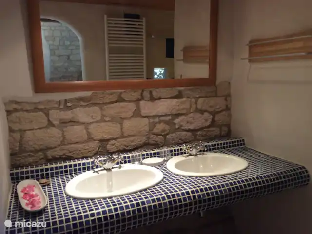 LeDuras | France, Tarn, Fayssac - gîte / cottage Belle salle de bain avec douche à l'italienne ouverte
