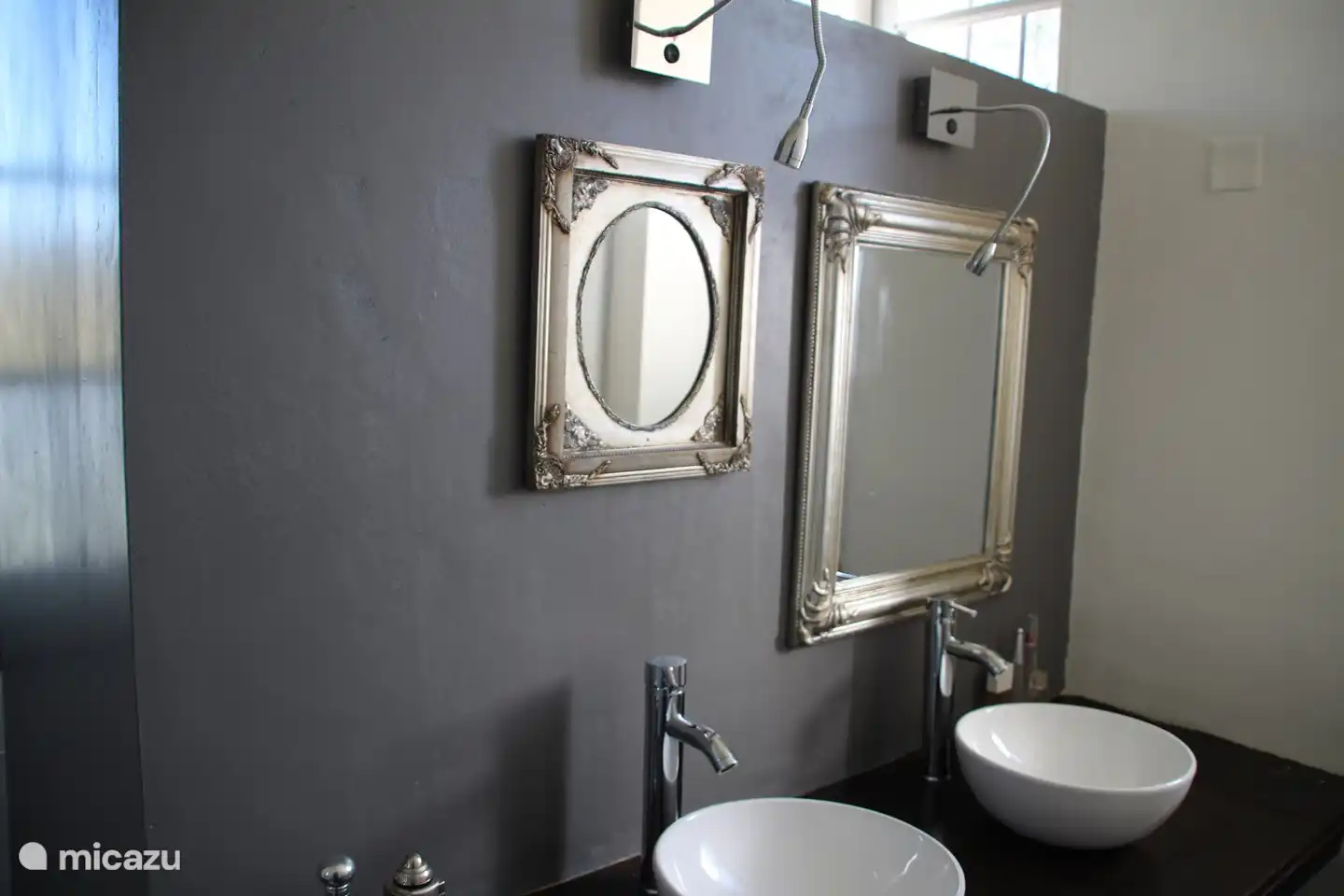 Doppelwaschbecken, praktisch.