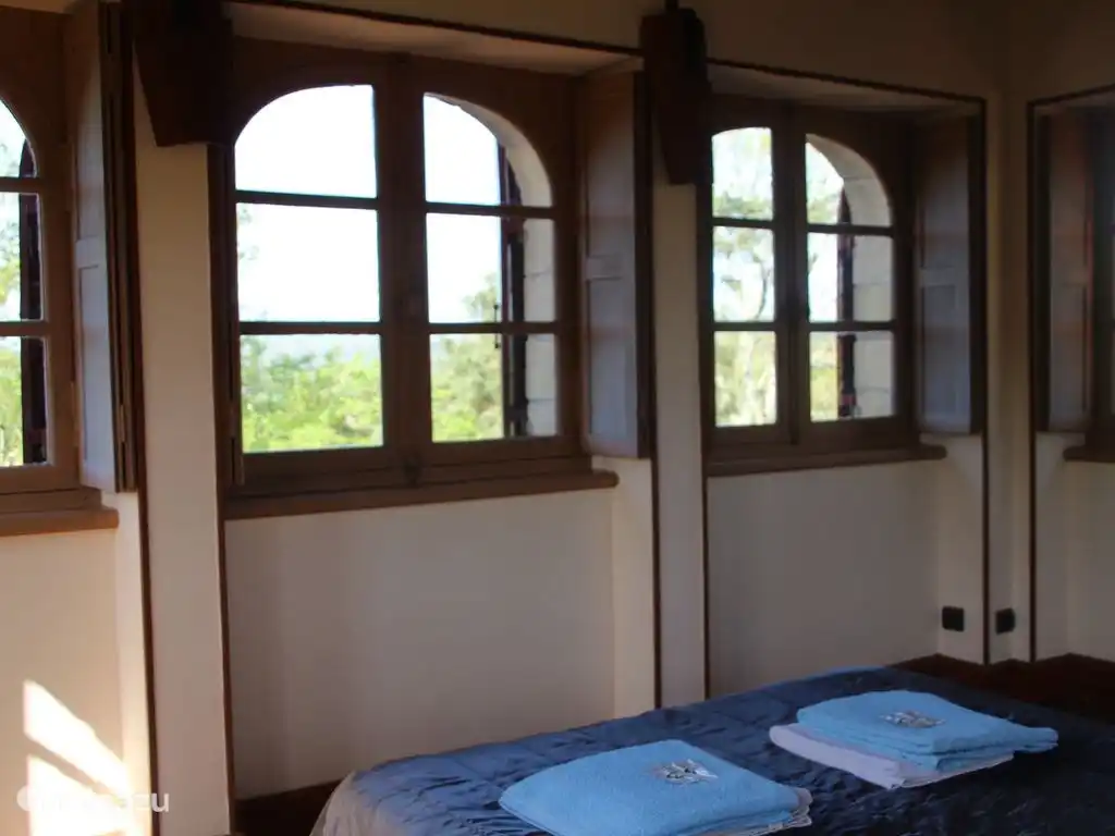 Ein echter Turmraum! Die Person, die hier schläft, überblickt das Tal, das Dorf und die Domaine du Bouysset. Schön trotzdem!