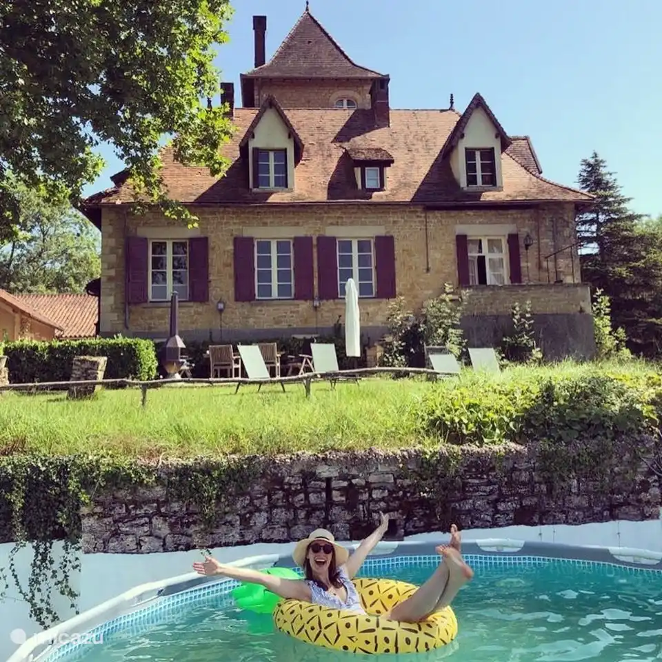 Dein eigenes Märchenhaus, dein eigener Garten, deine eigene Terrasse, dein eigenes Schwimmbad und deine eigene mega einzigartige Aussicht!