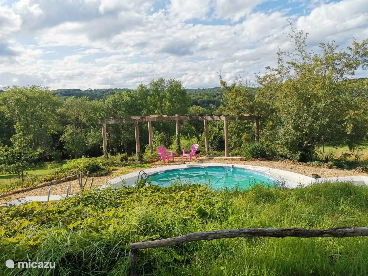 Entspannen Sie am privaten Pool. Runden schwimmen? Auch möglich! Wir haben ein großes Schwimmbad für alle Gäste von Bouysset.