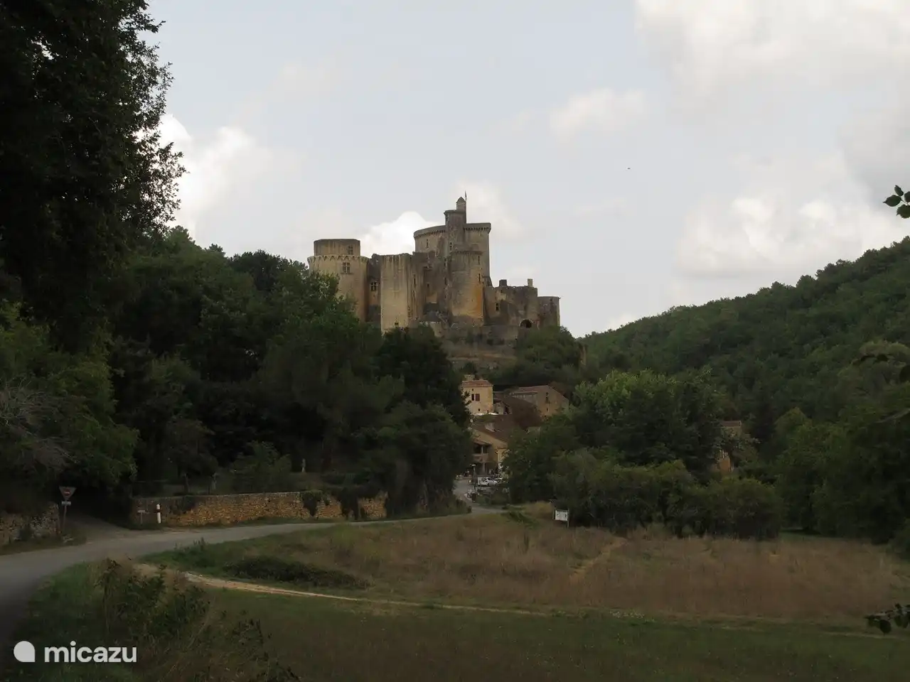 Bonaguil; berühmtes Schloss! Nur wenige Gehminuten von Bouysset für aktive Wanderer.