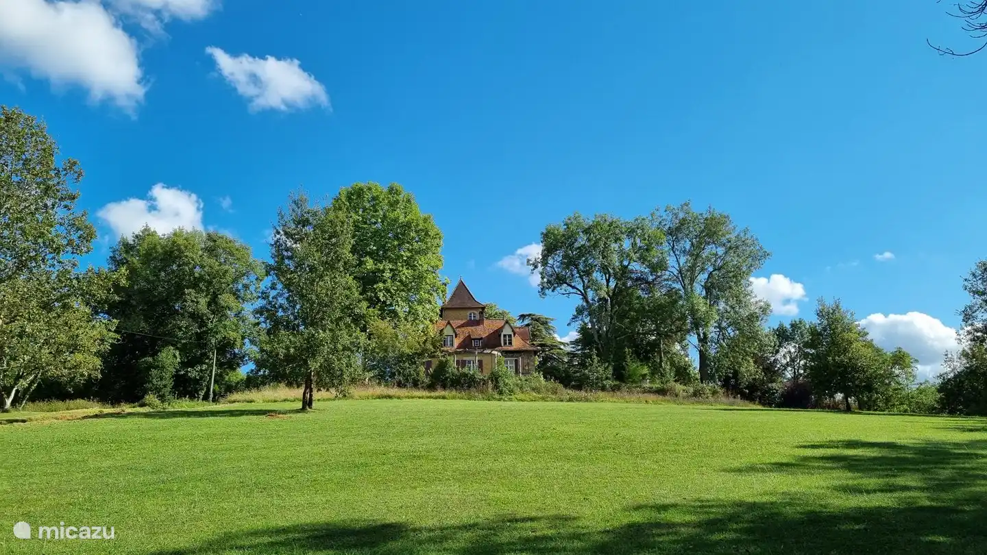 Das Haus liegt wunderschön auf dem Hügel.
