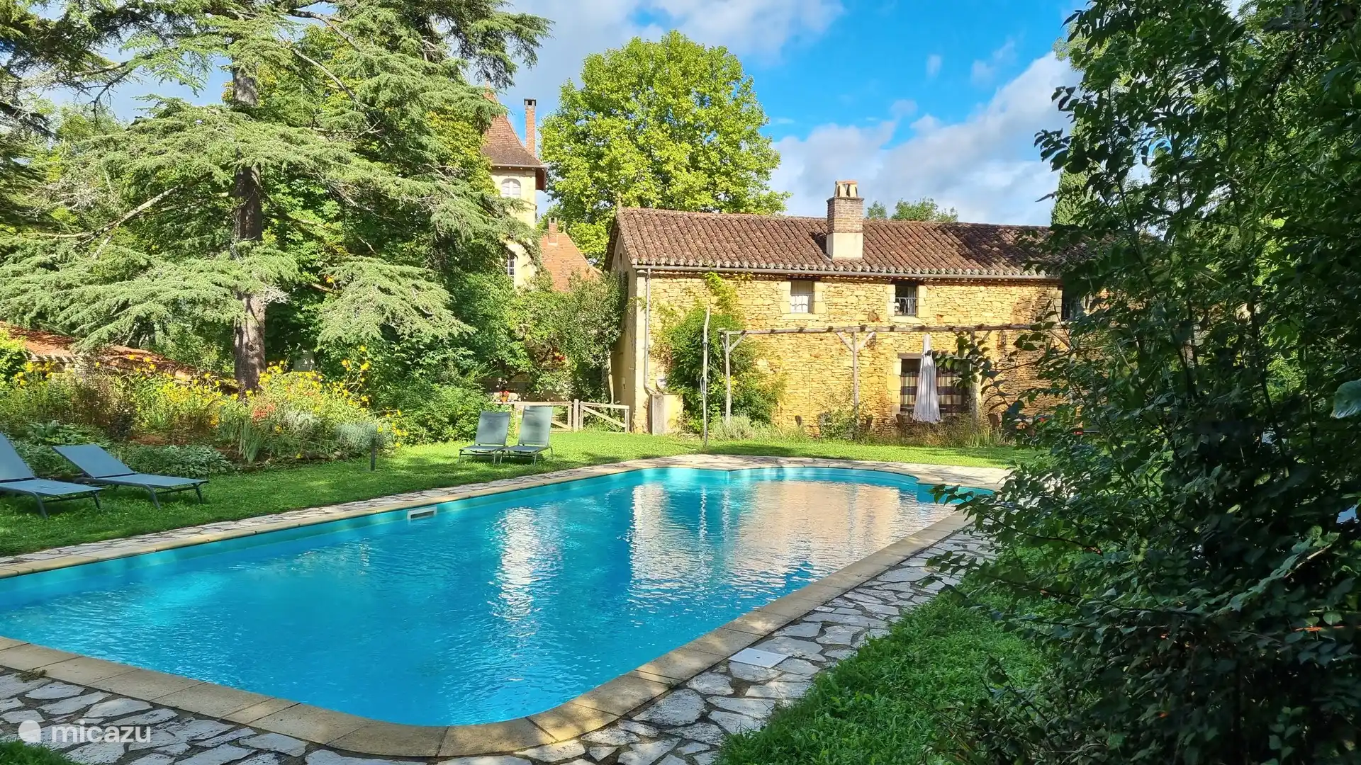 Entspannt am Pool geschützt