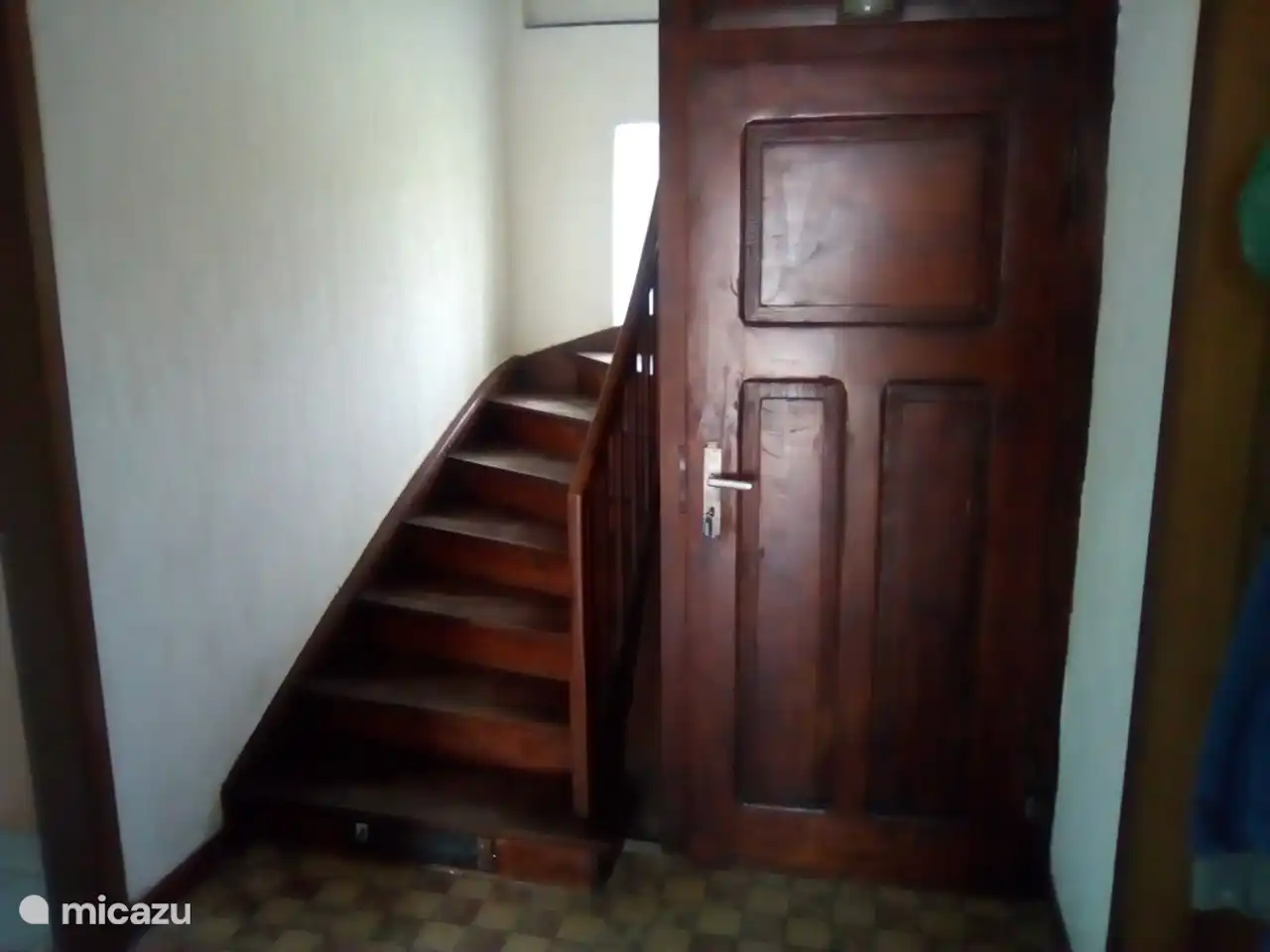 Salón planta baja con escaleras al primer piso