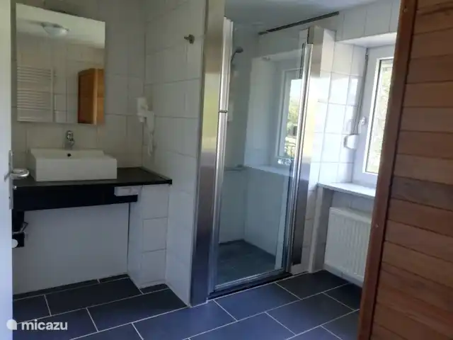 Maison STEKO | Allemagne, Eifel, Jucken - ferme Salle de bain en bas.
