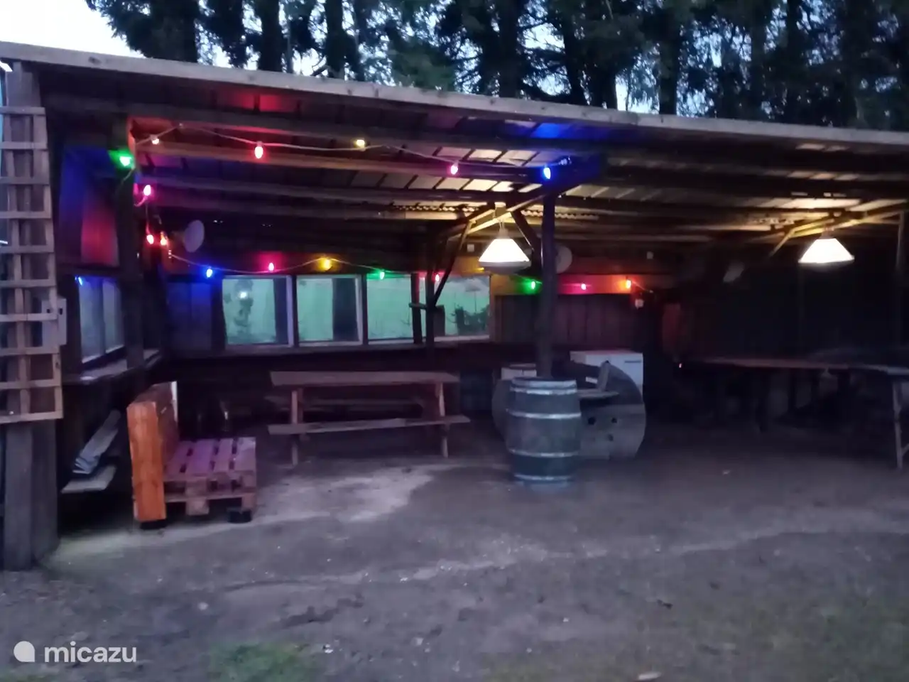 Cobertizo con herramientas nostálgicas y zona de fumadores.