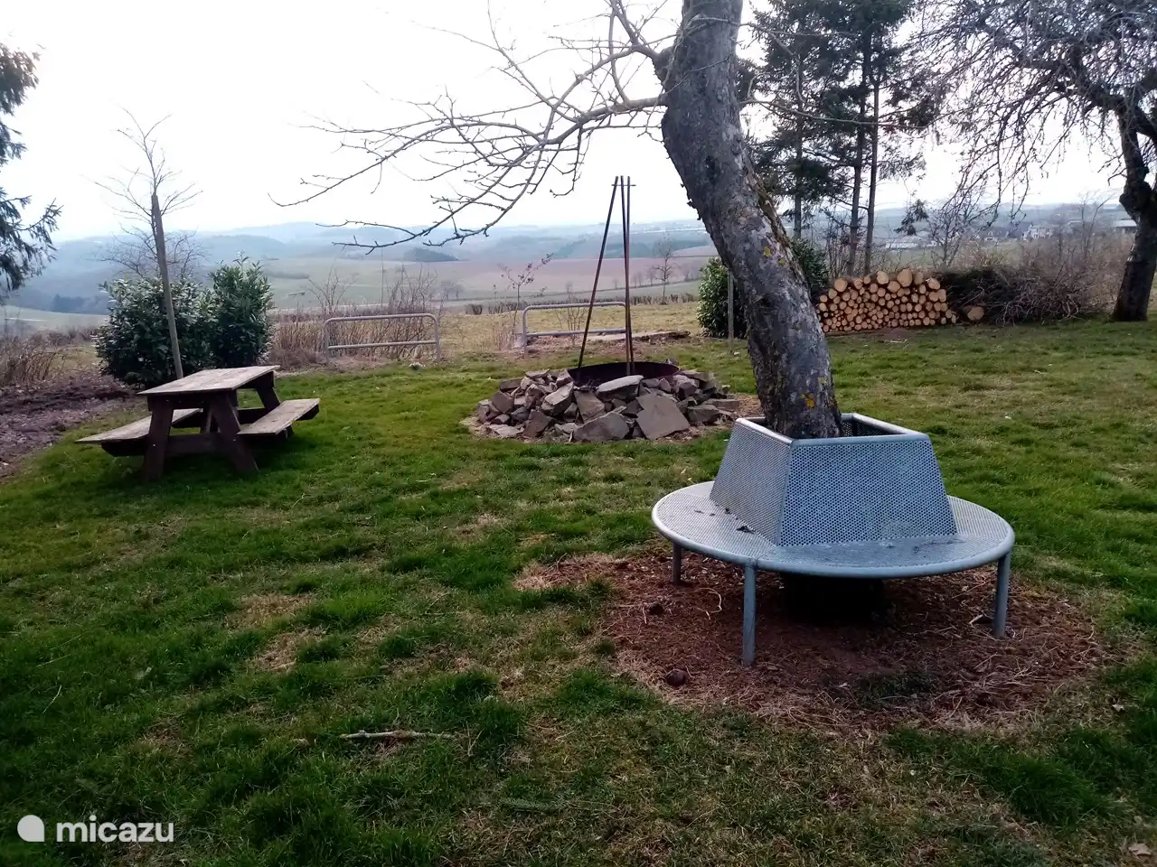 Mesa de picnic con fuego
lugar.