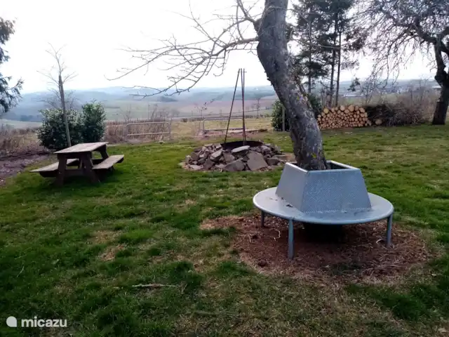 Maison STEKO | Allemagne, Eifel, Jucken - ferme Table de pique-nique avec feu
endroit.