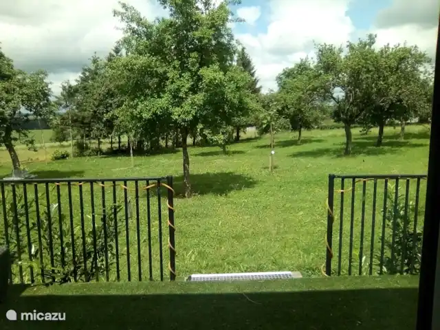Maison STEKO | Allemagne, Eifel, Jucken - ferme Vue de la terrasse sur le jardin avec arbres fruitiers