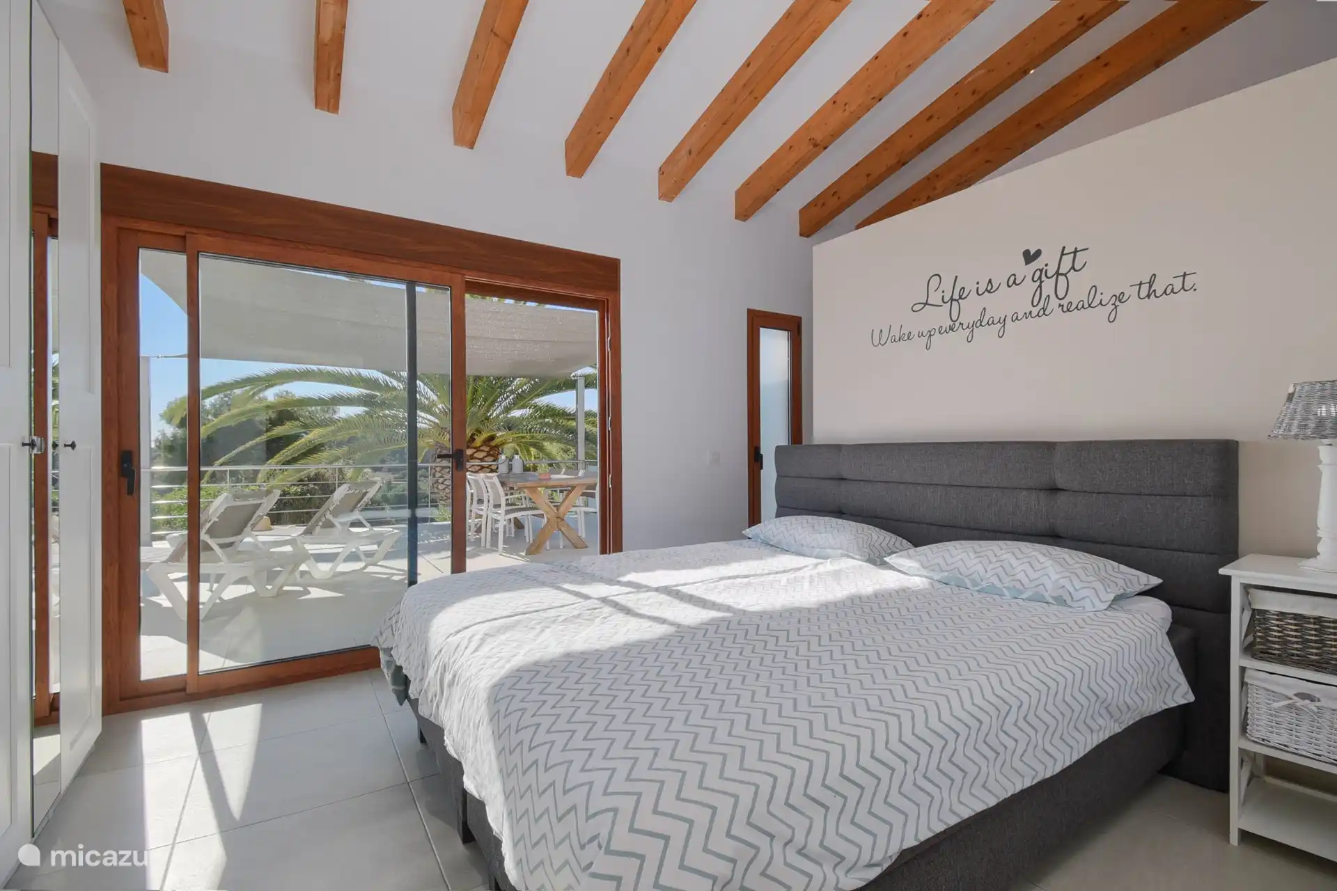 Schlafzimmer 1 mit Bad en*suite und Zugang zur Terrasse