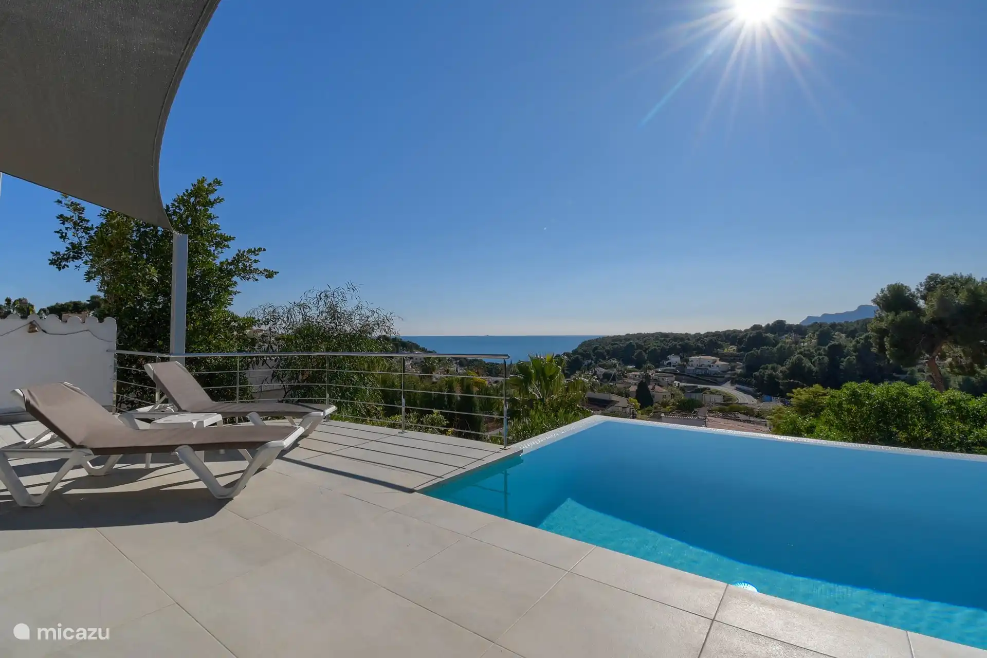 Schwimmbad mit Meerblick