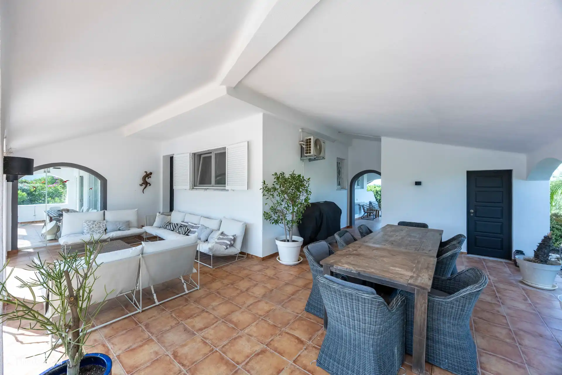 Zona de estar con mesa de comedor
