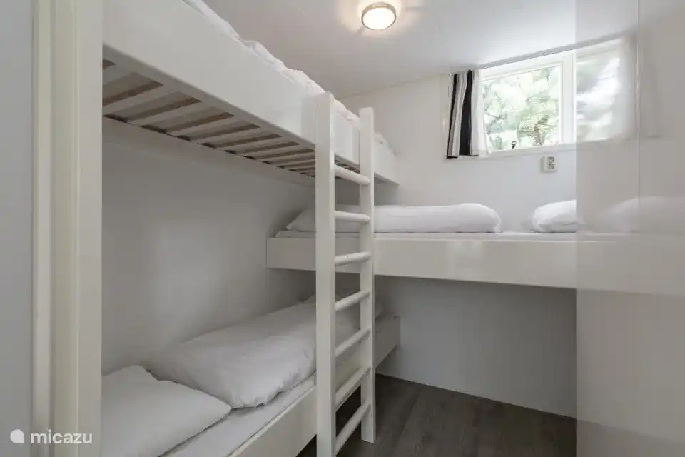 Slaapkamer met 3 bedden