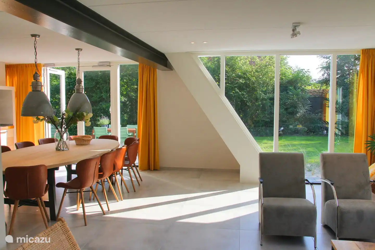 geräumiges Wohnzimmer