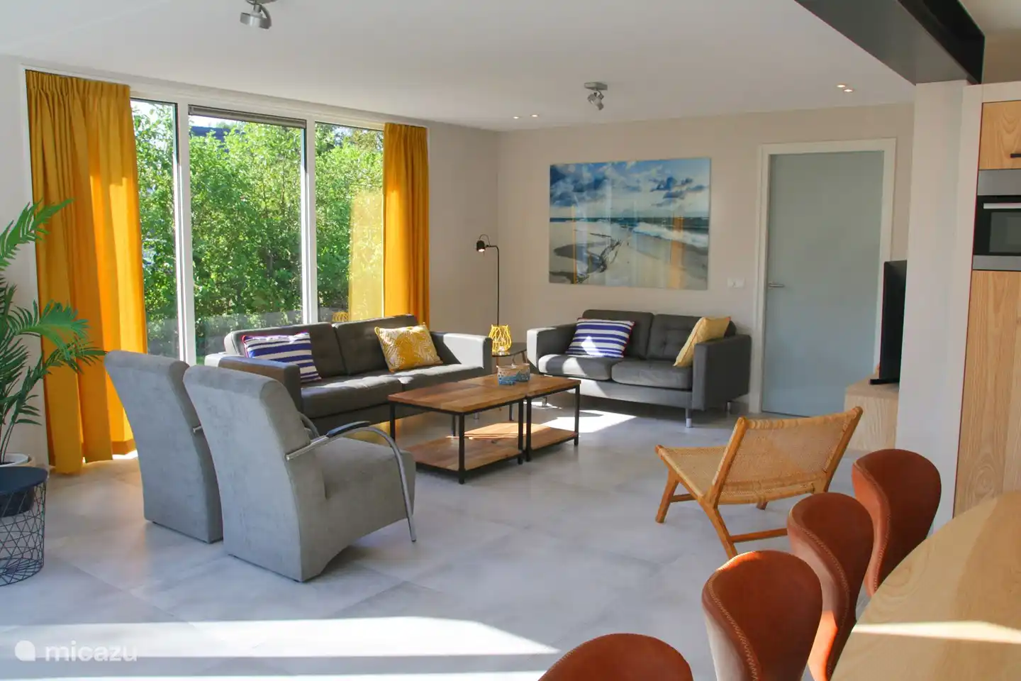 geräumiges Wohnzimmer