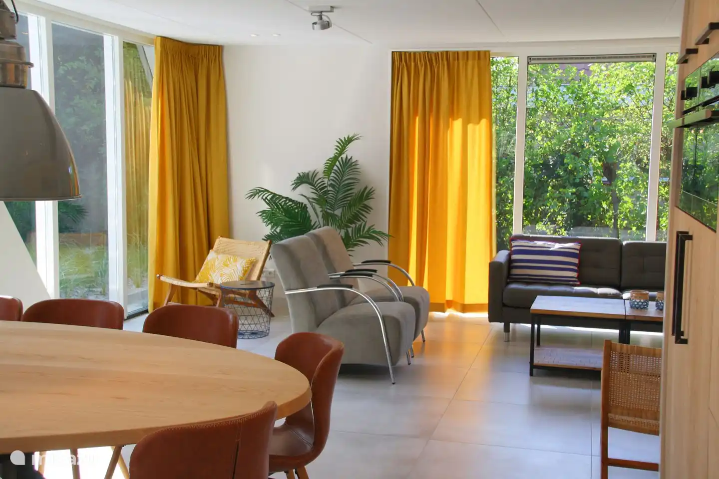 geräumiges Wohnzimmer