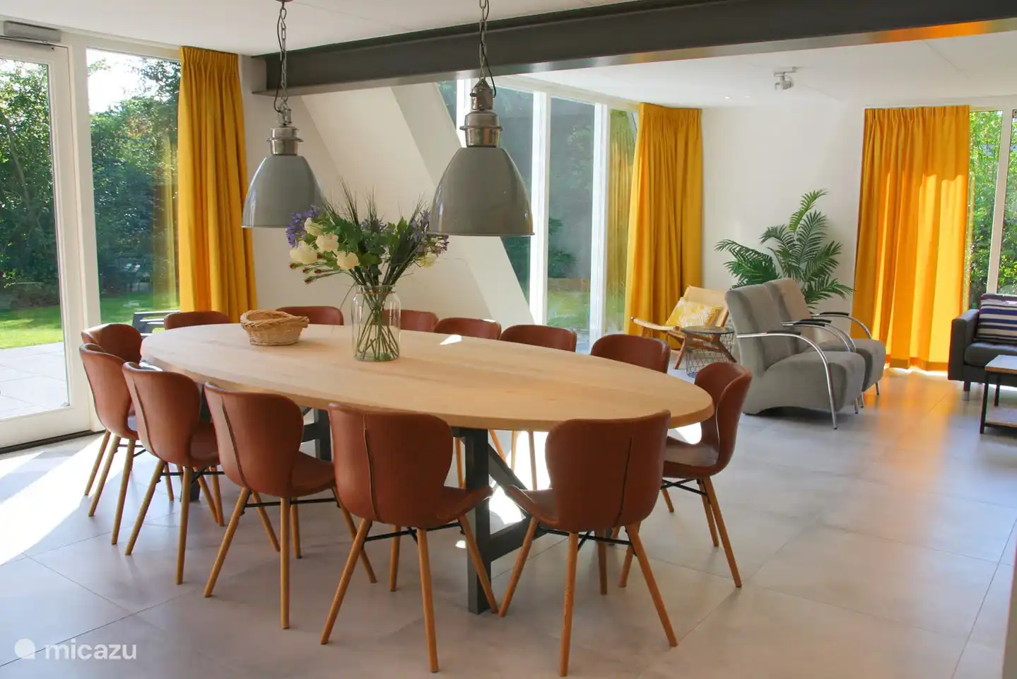 großer Esstisch für leckeres Essen