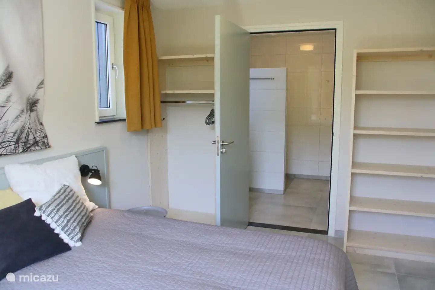 Schlafzimmer und Bad im Erdgeschoss