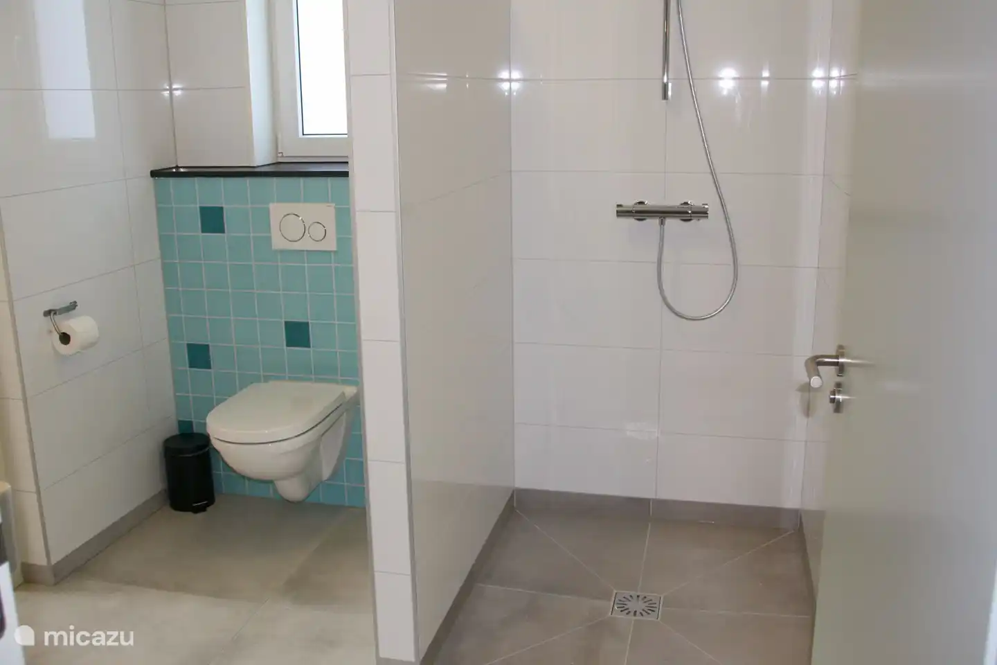 Badezimmer im Erdgeschoss mit Tür zum Schlafzimmer